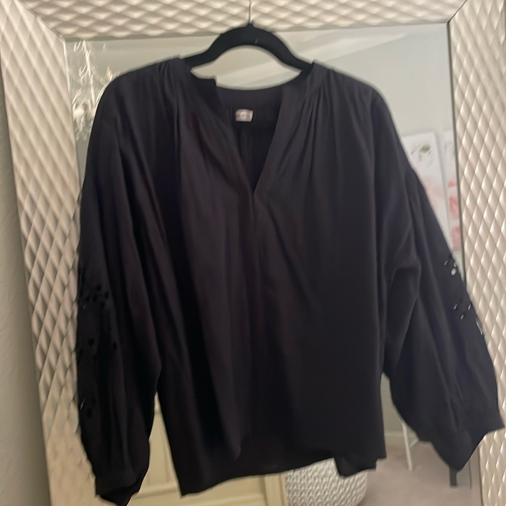 VDE Vinster black top with eyelet sleeves.
